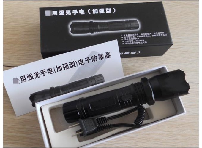 1101型帶強(qiáng)光電筒式電擊器